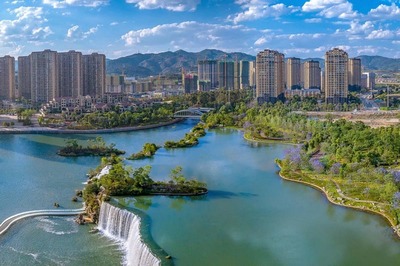 云南城投在昆明開發(fā)的最大項目--昆明湖,目前也已轉(zhuǎn)讓給母公司旗下另一家企業(yè)